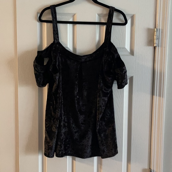 Peekaboo shoulder ruffle top - Picture 7 of 7